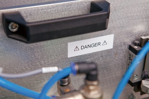 Taśma poliestrowa RHINO trwała 24mm czarna na białym 1734523 DYMO (X) SALE